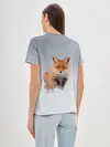 Женская базовая футболка / Лисица прыгает по снегу