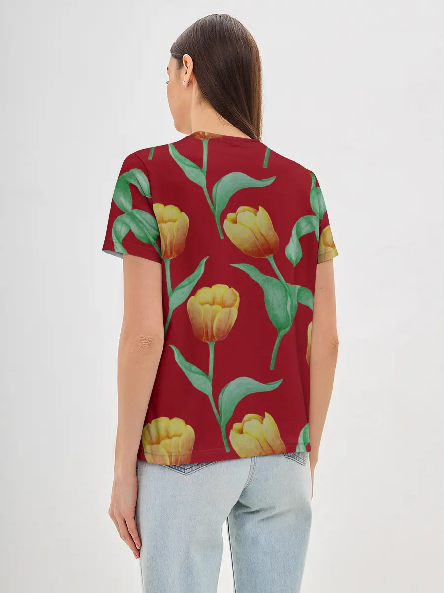 Женская базовая футболка / Тюльпаны на красном фоне