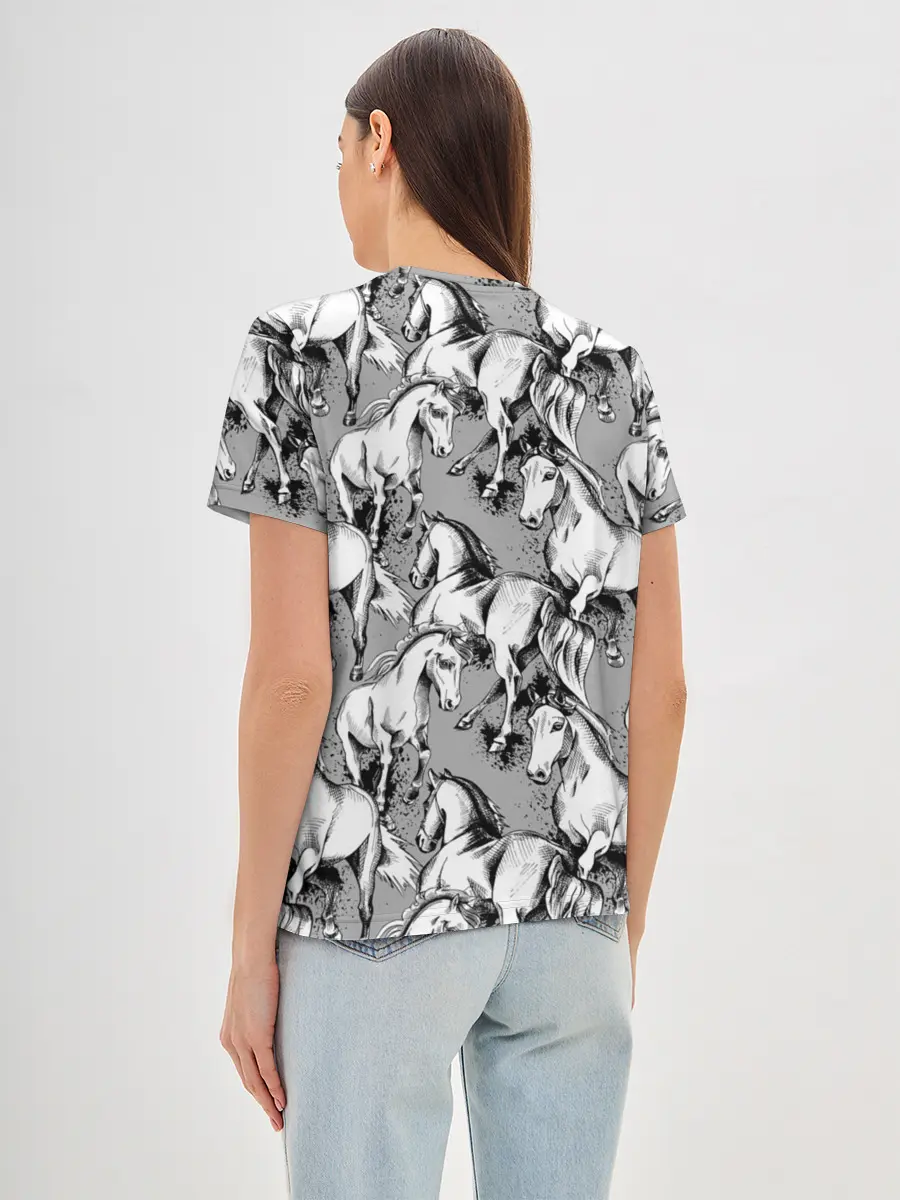 Женская базовая футболка / Белые лошади