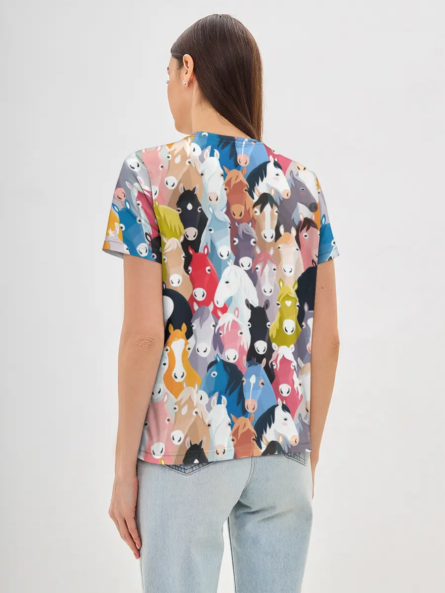 Женская базовая футболка / цветные лошади