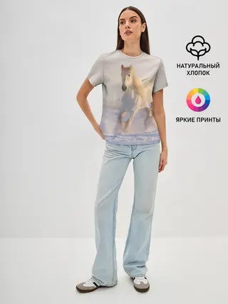 Женская базовая футболка / Белая лошадь на снегу