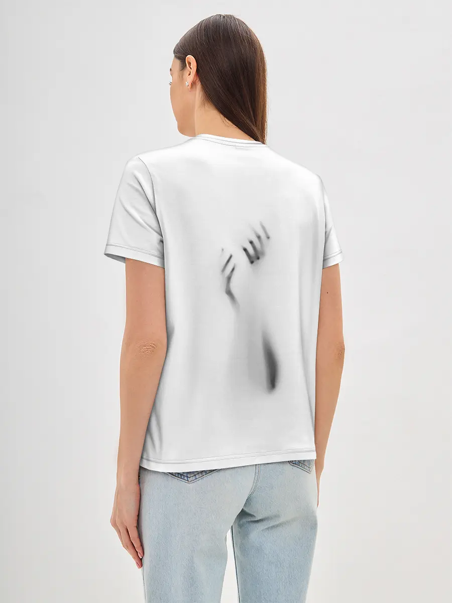 Женская базовая футболка / Руки за стеклом