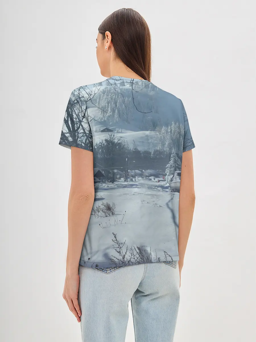 Женская базовая футболка / Элли в деревне