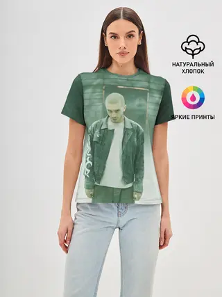 Женская базовая футболка / Хаски в комнате