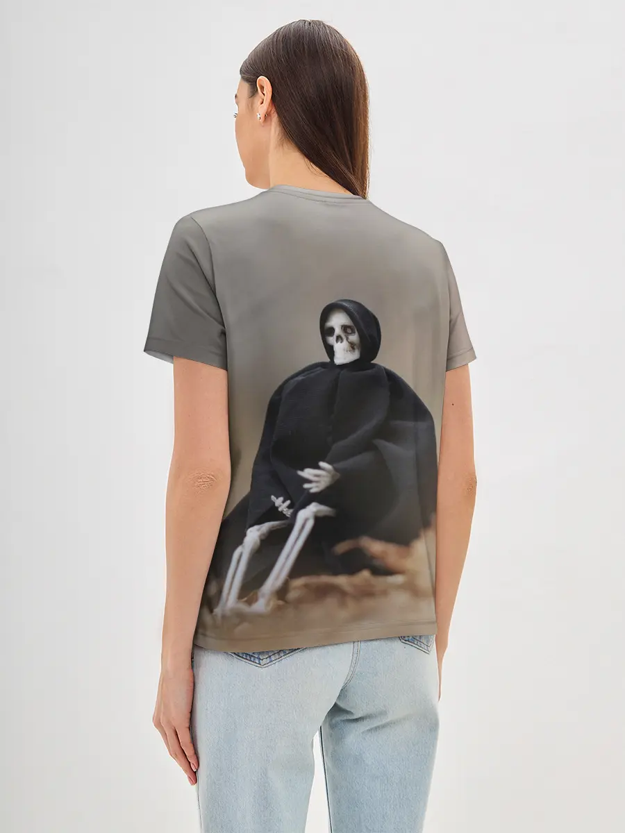 Женская базовая футболка / Сидячий Скелет