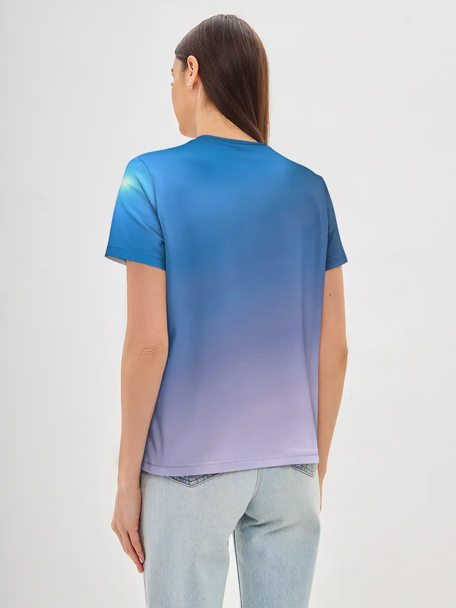 Женская базовая футболка / Девушка с большими глазами