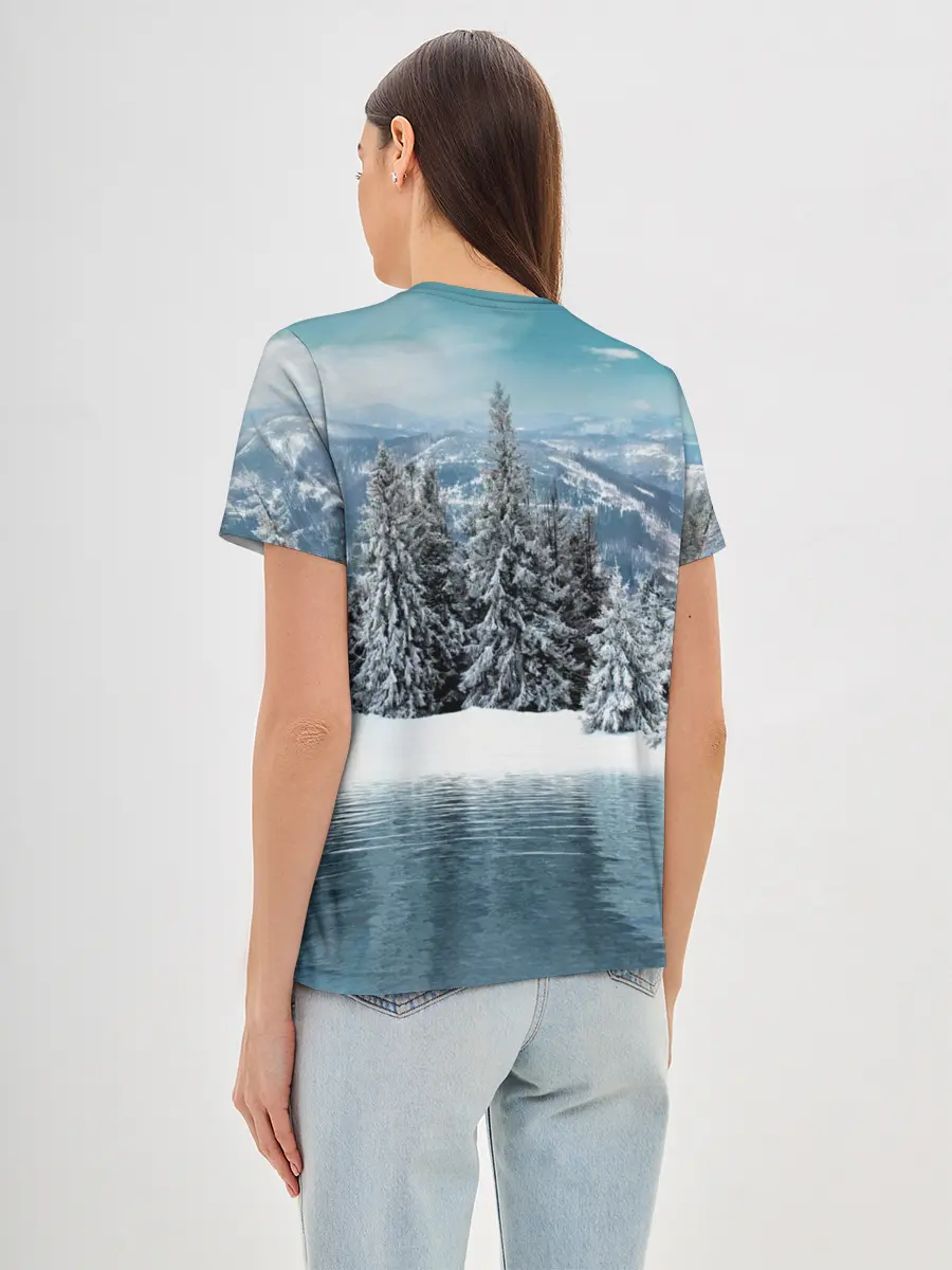 Женская базовая футболка / Зимний лес