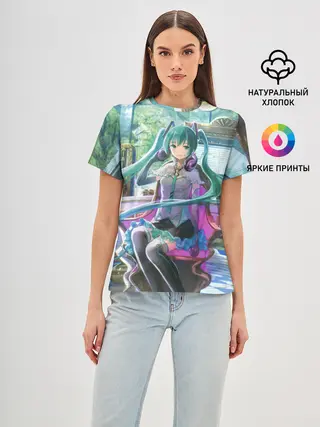 Женская базовая футболка / Мика Хацуне за фортепиано