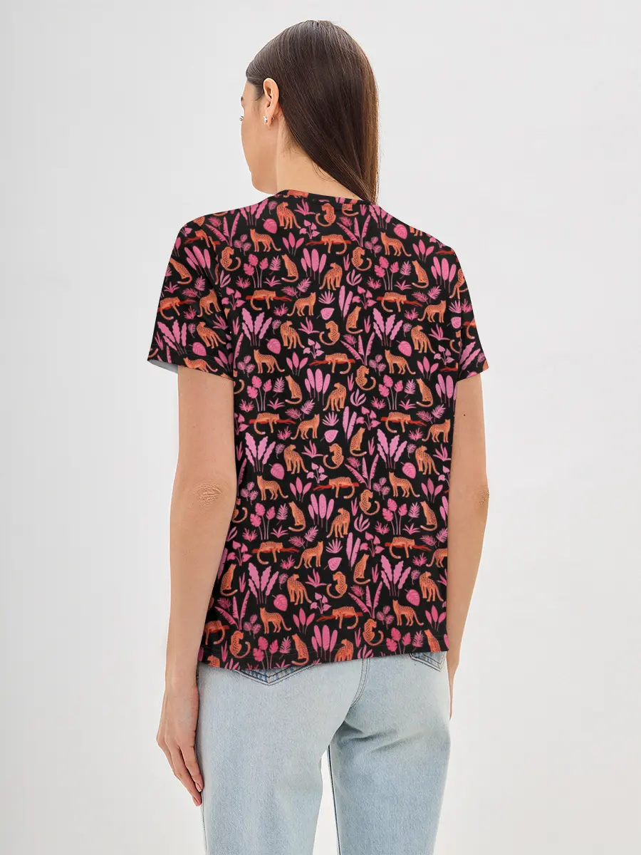 Женская базовая футболка / ГЕПАРД В ЛИСТВЕ