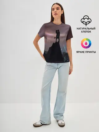 Женская базовая футболка / Влюбленные на фоне города