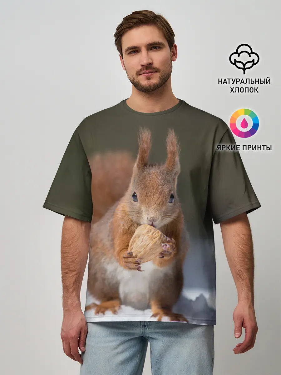 Мужская футболка оверсайз / белка с орехом на снегу