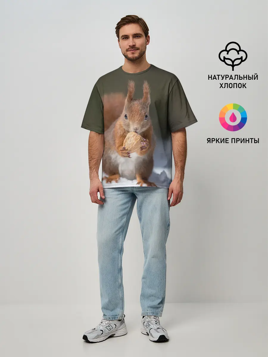 Мужская футболка оверсайз / белка с орехом на снегу