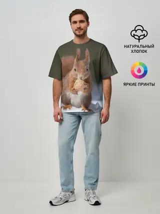 Мужская футболка оверсайз / белка с орехом на снегу