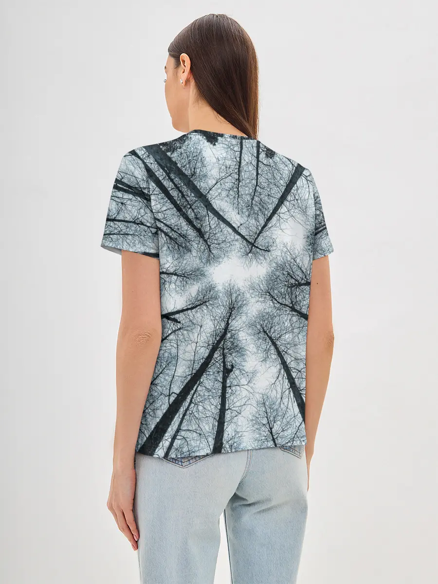 Женская базовая футболка / Деревья вид снизу мрачный