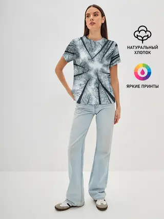 Женская базовая футболка / Деревья вид снизу мрачный