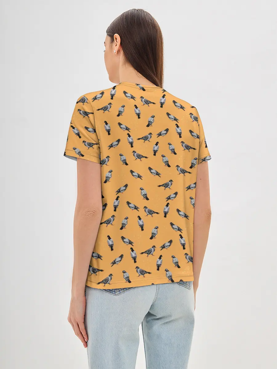 Женская базовая футболка / Голуби паттерн на желтом
