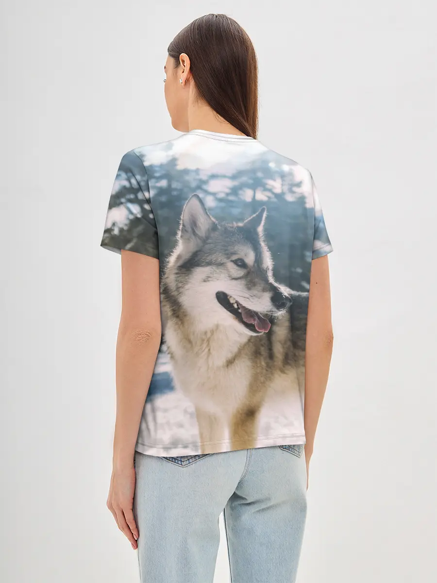 Женская базовая футболка / Волк и снег