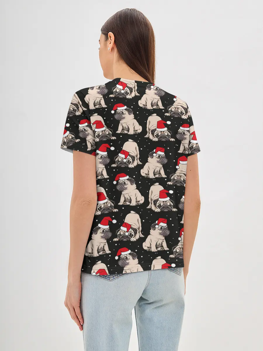 Женская базовая футболка / Новогодние мопсы
