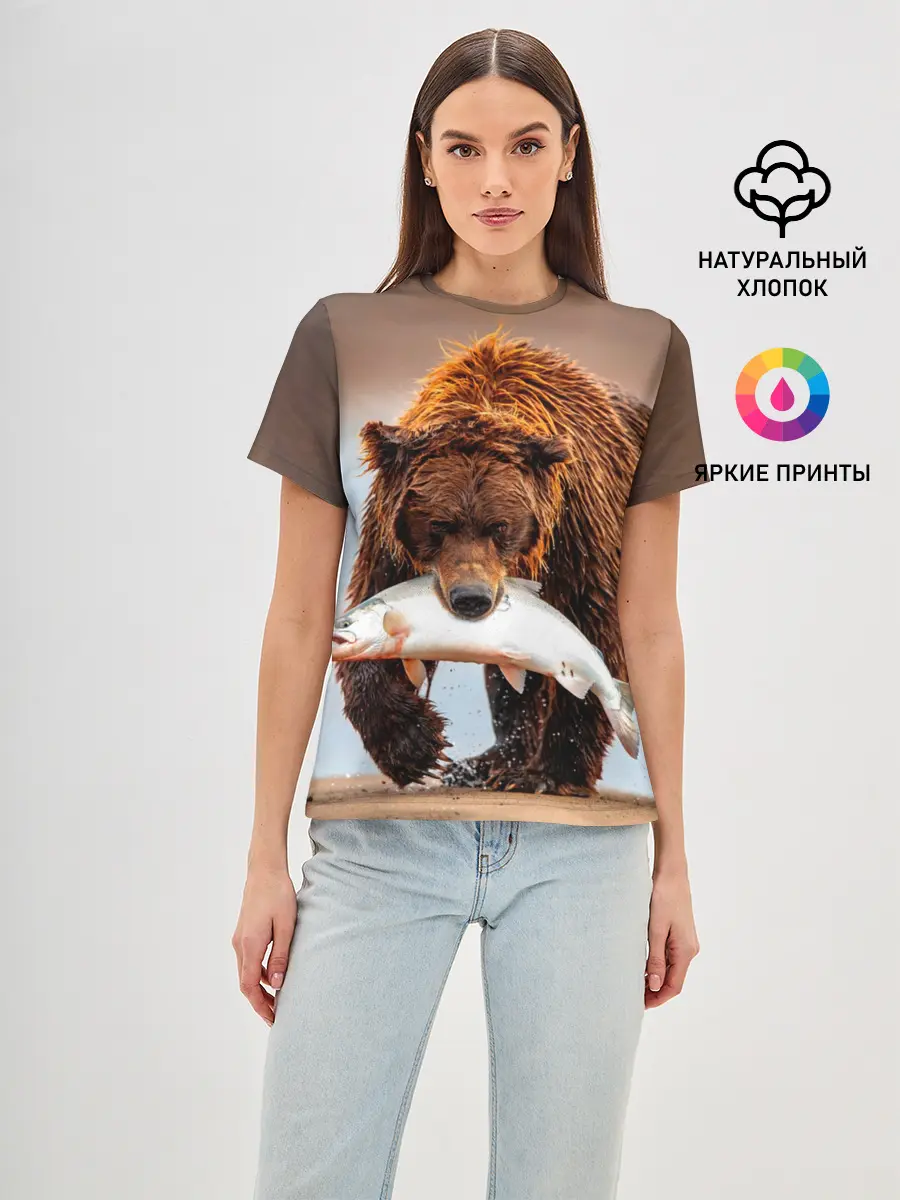 Женская базовая футболка / Медведь с рыбой во рту