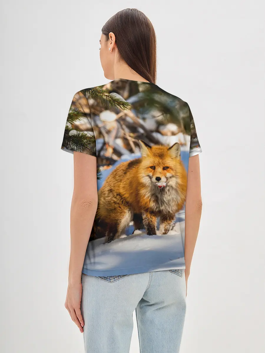 Женская базовая футболка / Лиса в лесу
