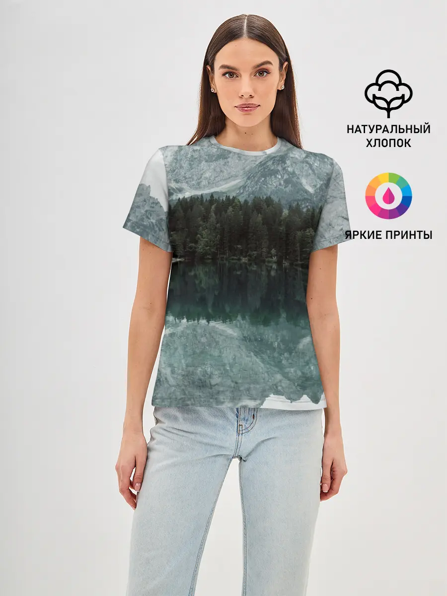 Женская базовая футболка / отражение горы в озере
