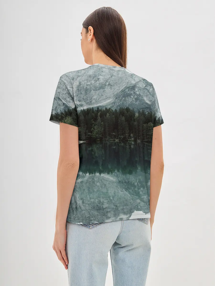 Женская базовая футболка / отражение горы в озере