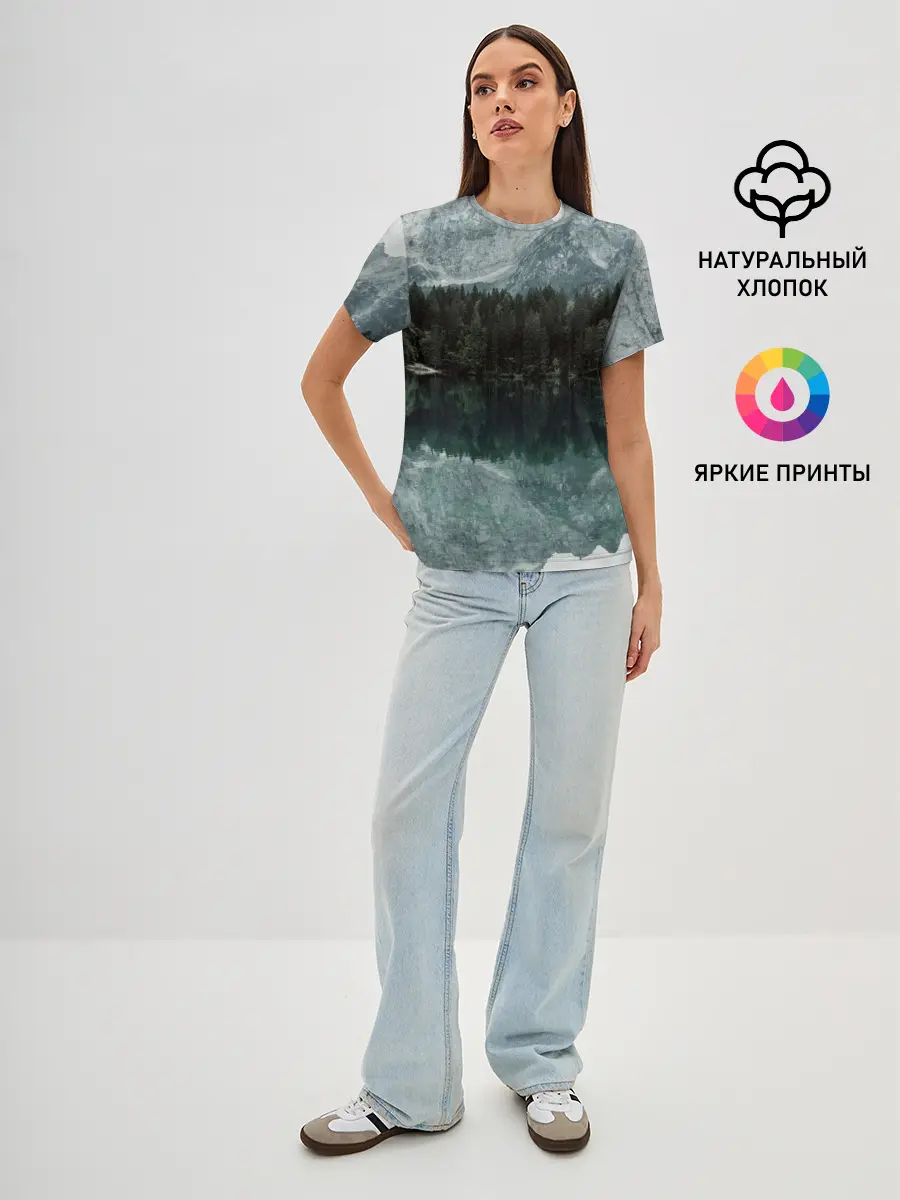 Женская базовая футболка / отражение горы в озере