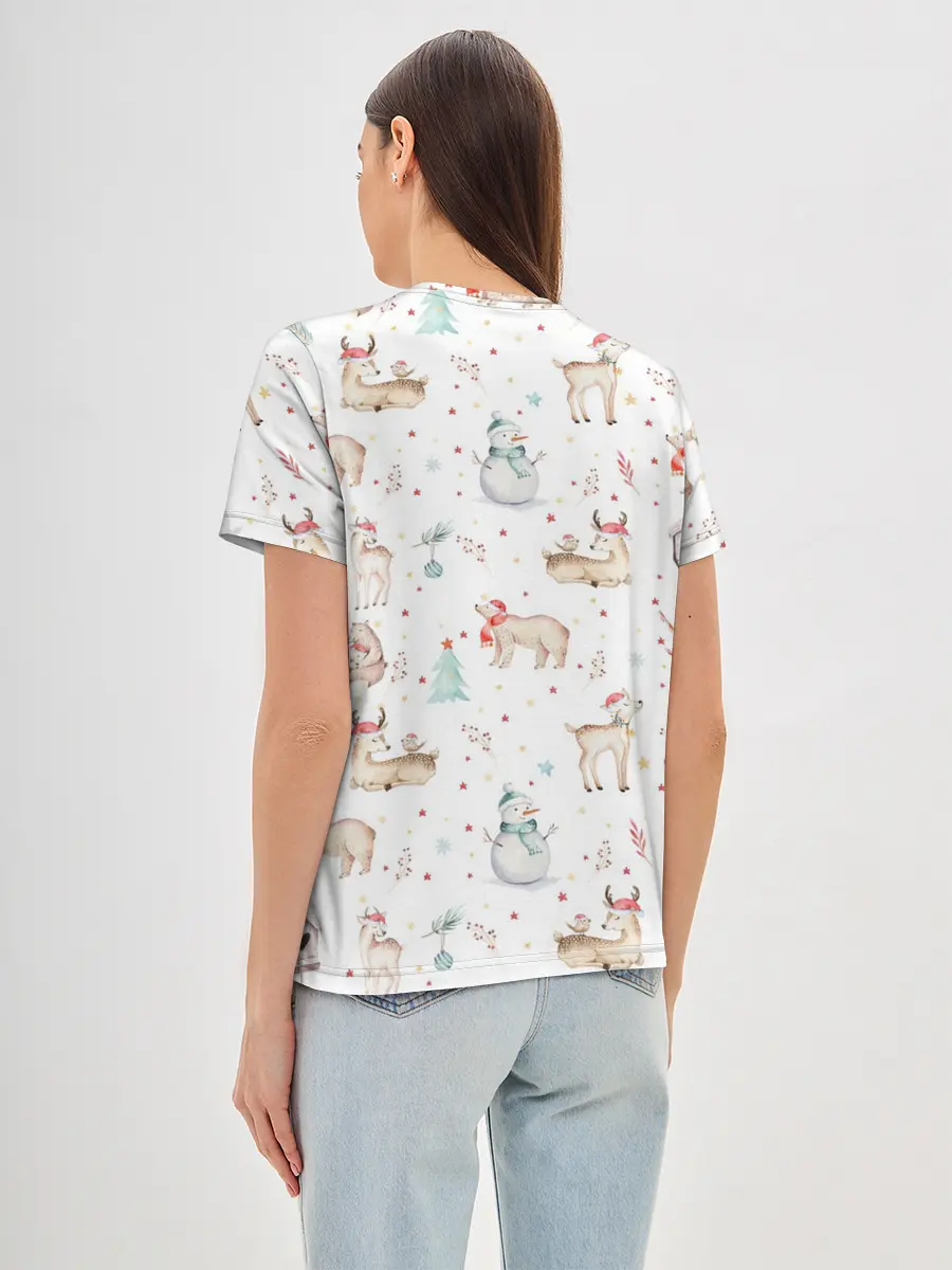 Женская базовая футболка / Паттерн с оленями и медведями