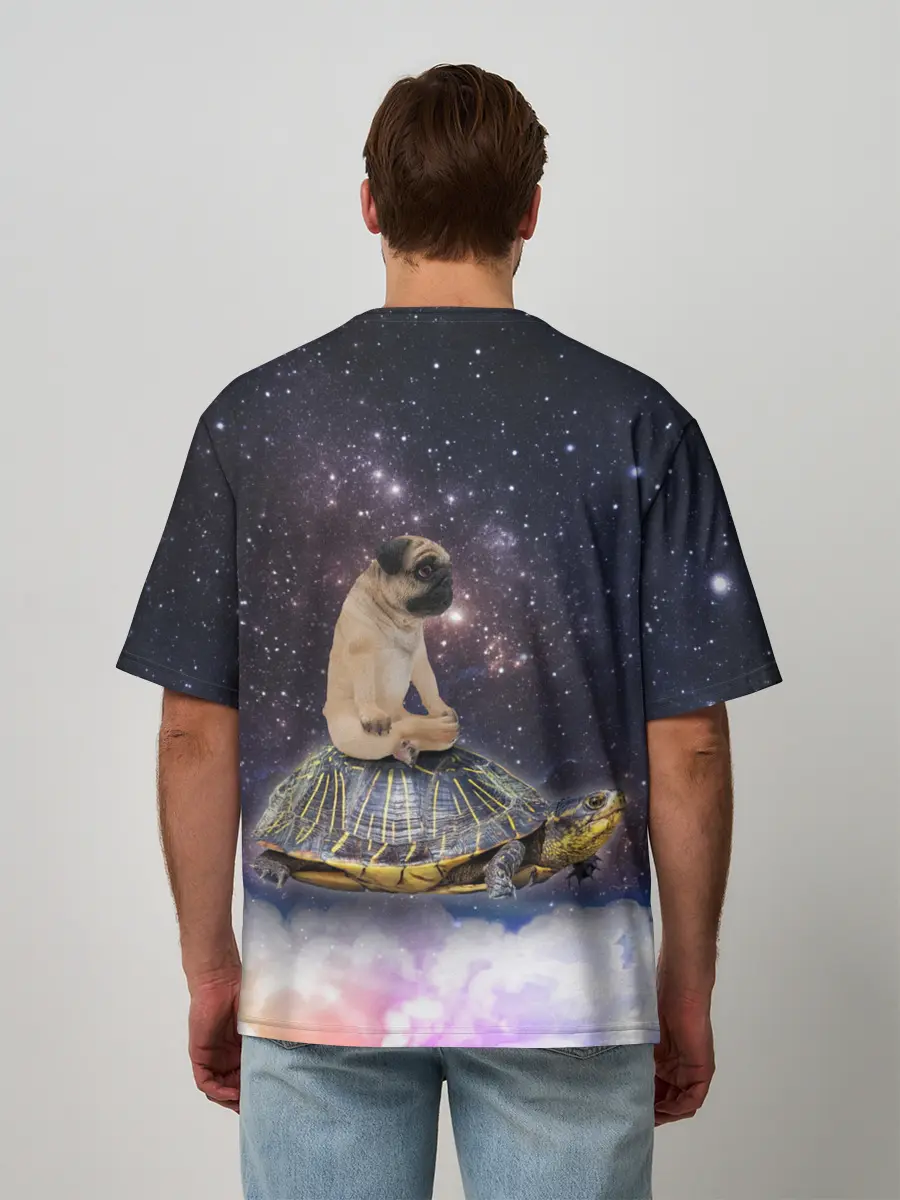 Мужская футболка оверсайз / Мопс на черепахе в космосе