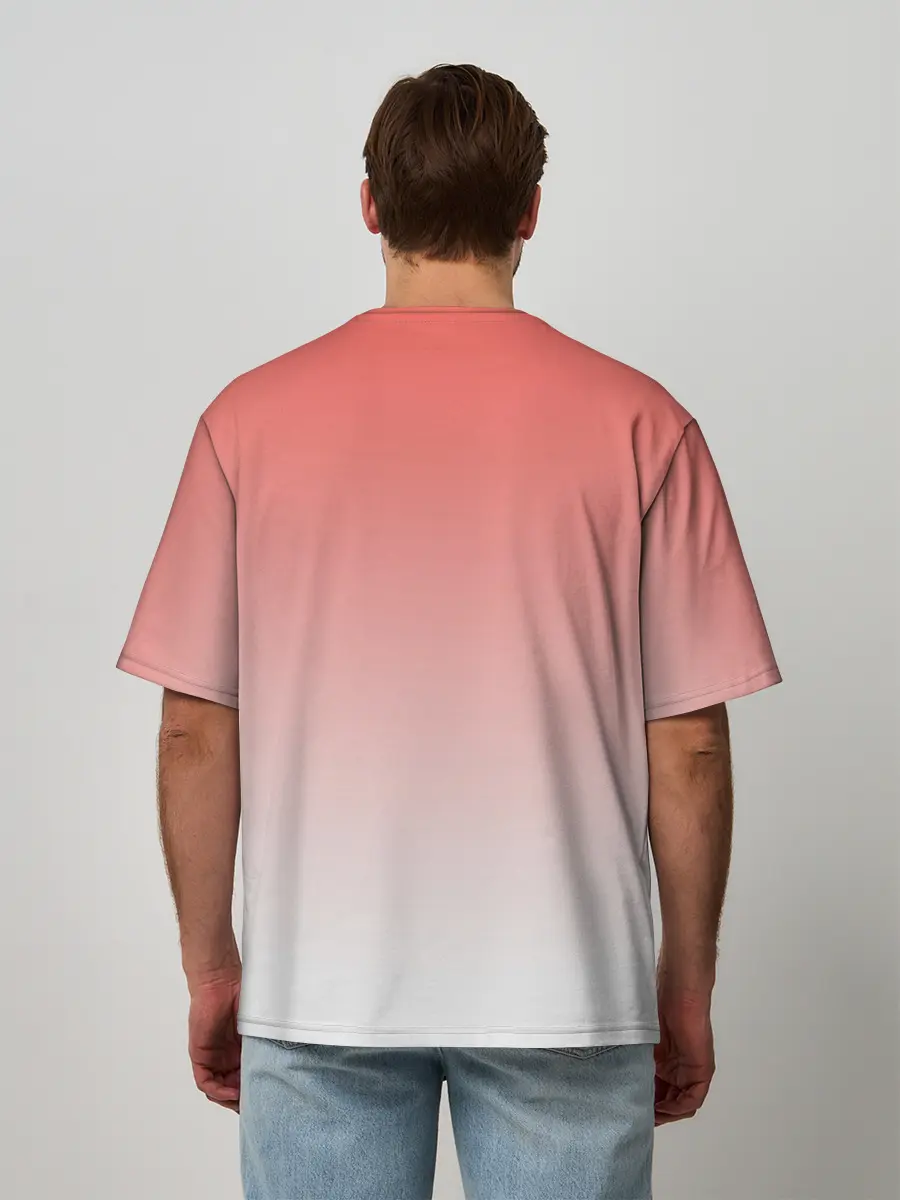 Мужская футболка оверсайз / девушка ищет кадр измеряет