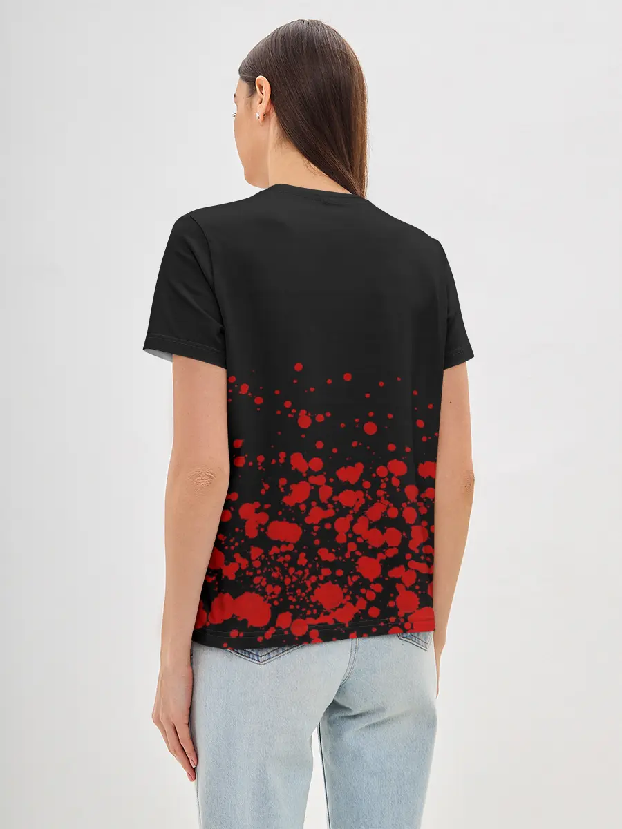 Женская базовая футболка / Убийца Акаме на черно-красно фоне