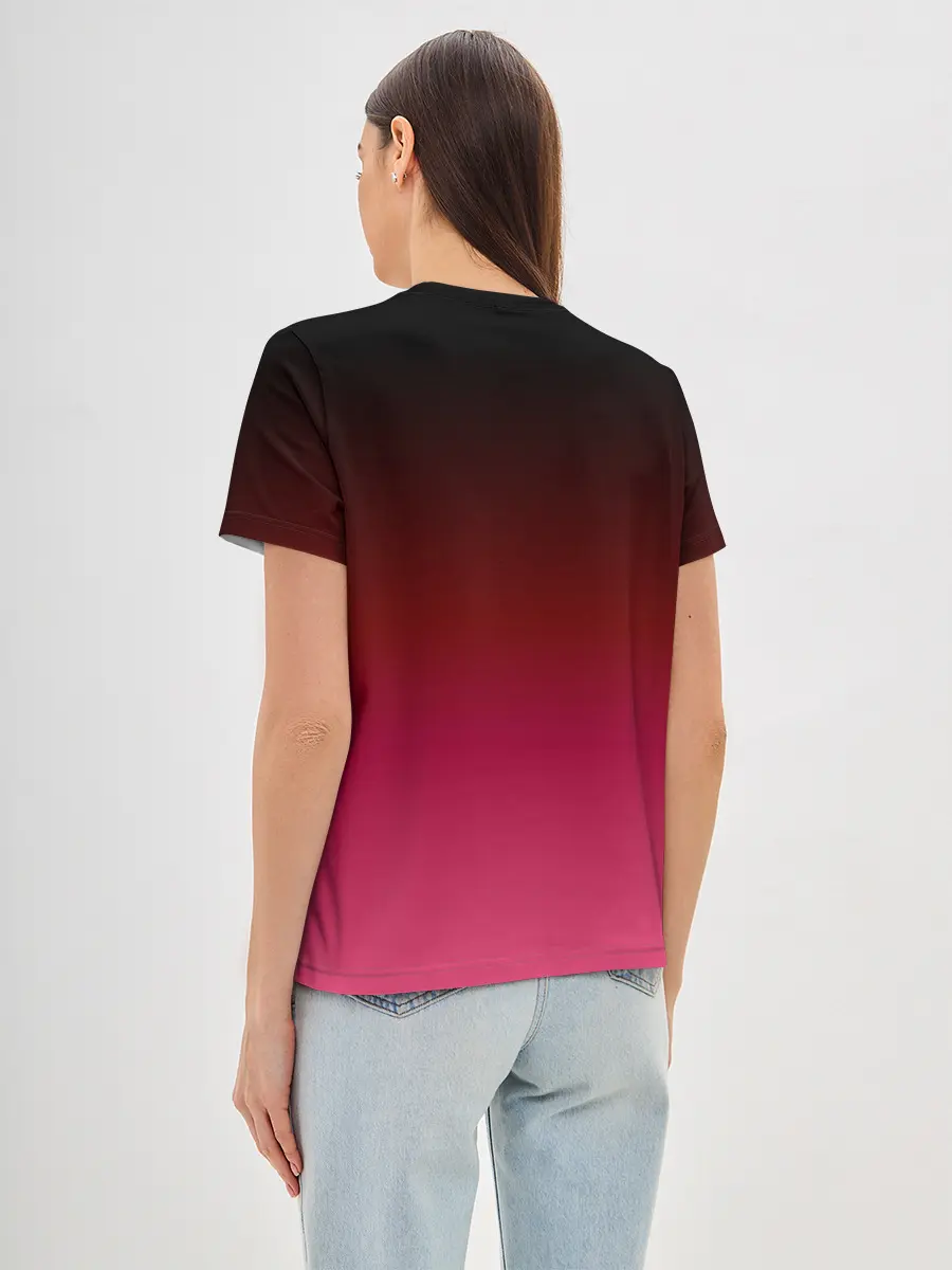 Женская базовая футболка / Распорядитель игры на черно розовом фоне