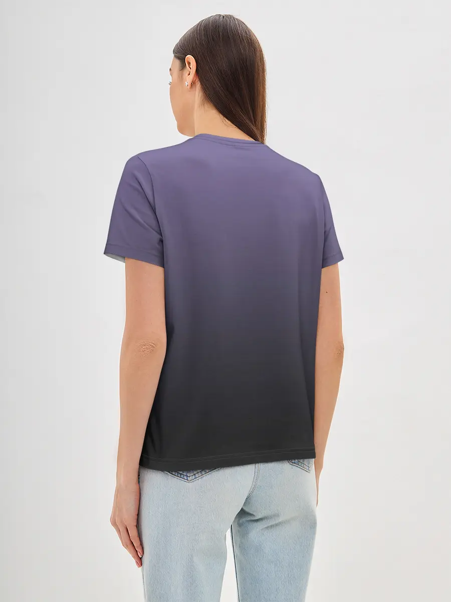 Женская базовая футболка / черный кот на фиолетовом