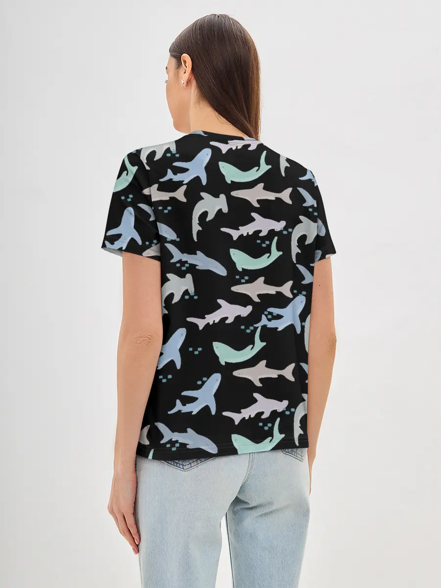 Женская базовая футболка / Акулы разные