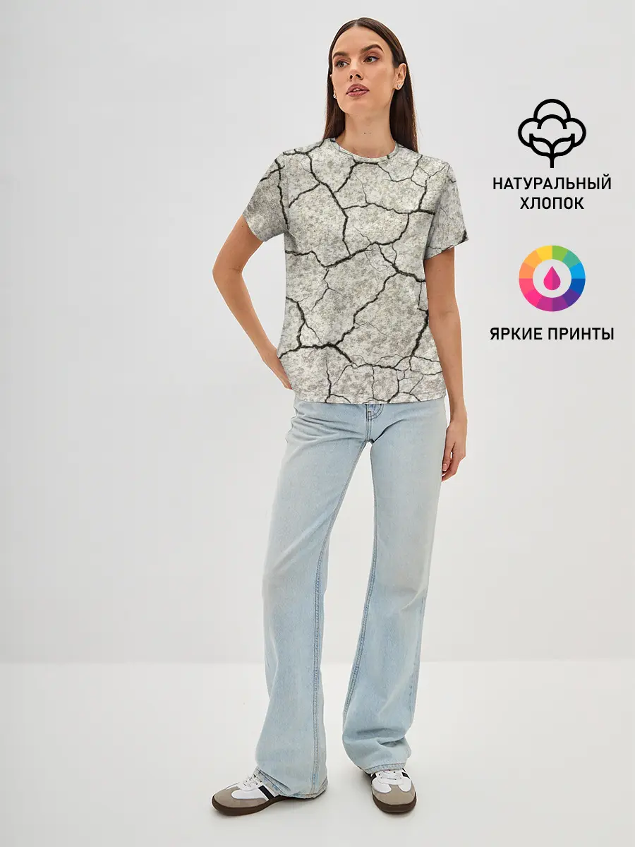 Женская базовая футболка / Трещины на земле