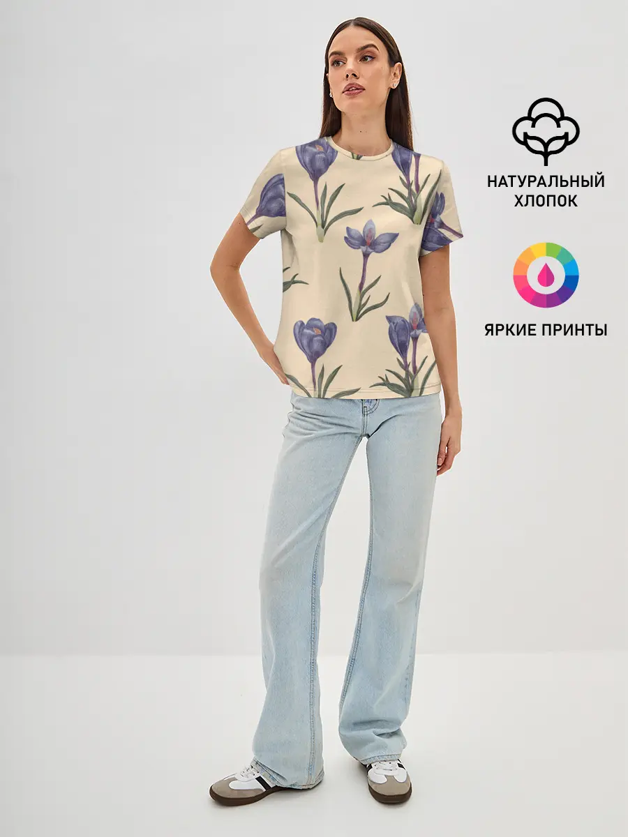 Женская базовая футболка / Цветы шафрана на бежевом фоне