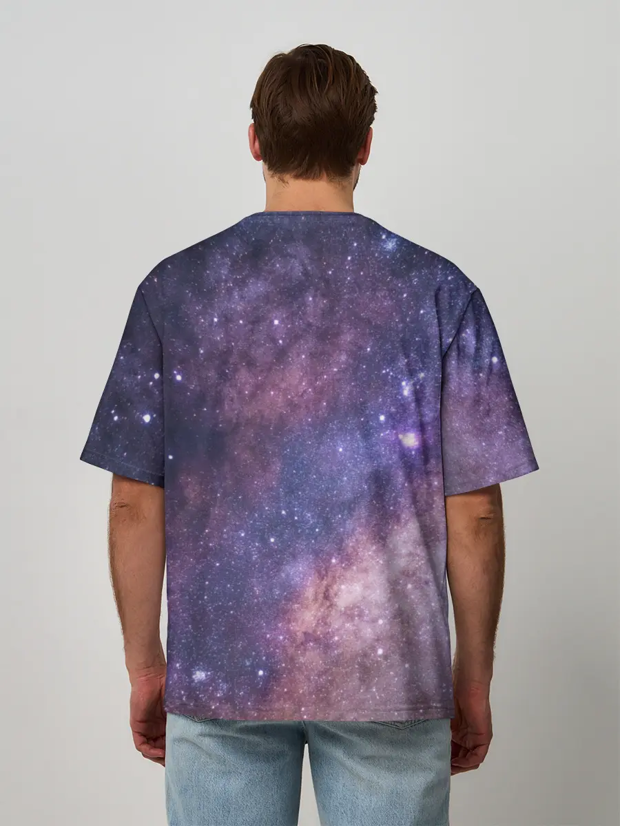 Мужская футболка оверсайз / идущий к реке