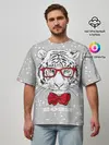 Мужская футболка оверсайз / Белый тигр с красным бантом