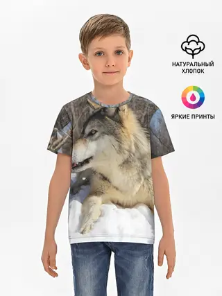 Детская базовая футболка / Волк лежит на снегу