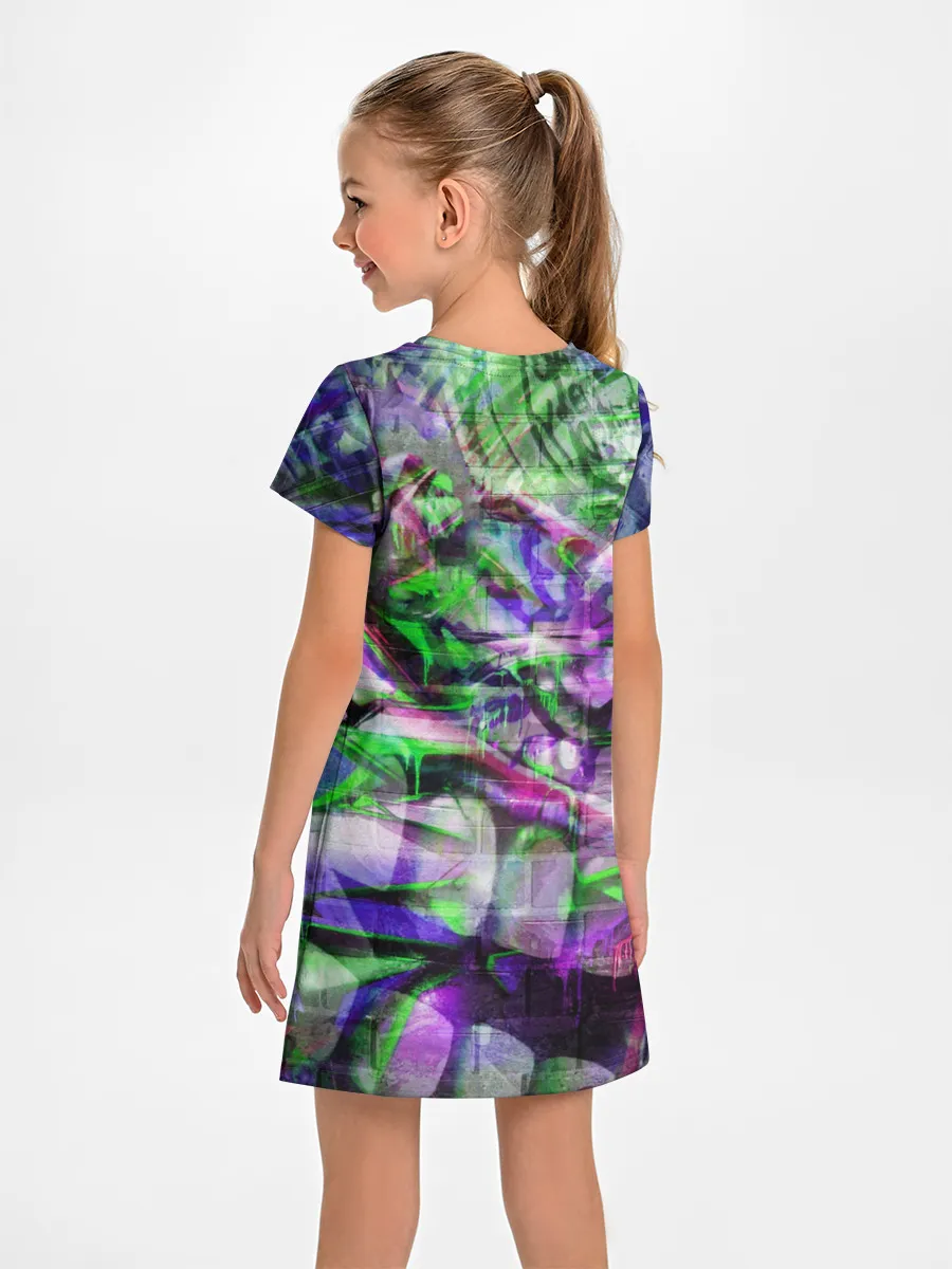 Детское платье / Граффити на стене