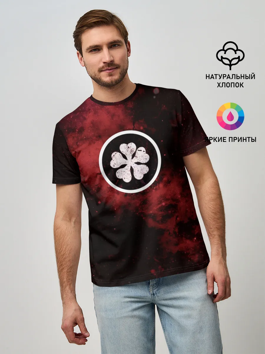 Мужская базовая футболка / Эмблема Черного клевера на космическом фоне