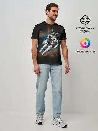 Мужская базовая футболка / Космонавт в космосе