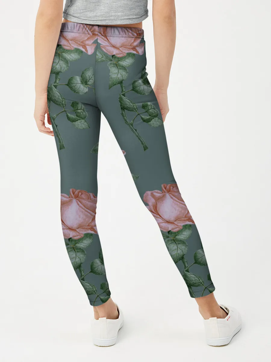 Леггинсы для девочки / Красные розы на зеленом фоне
