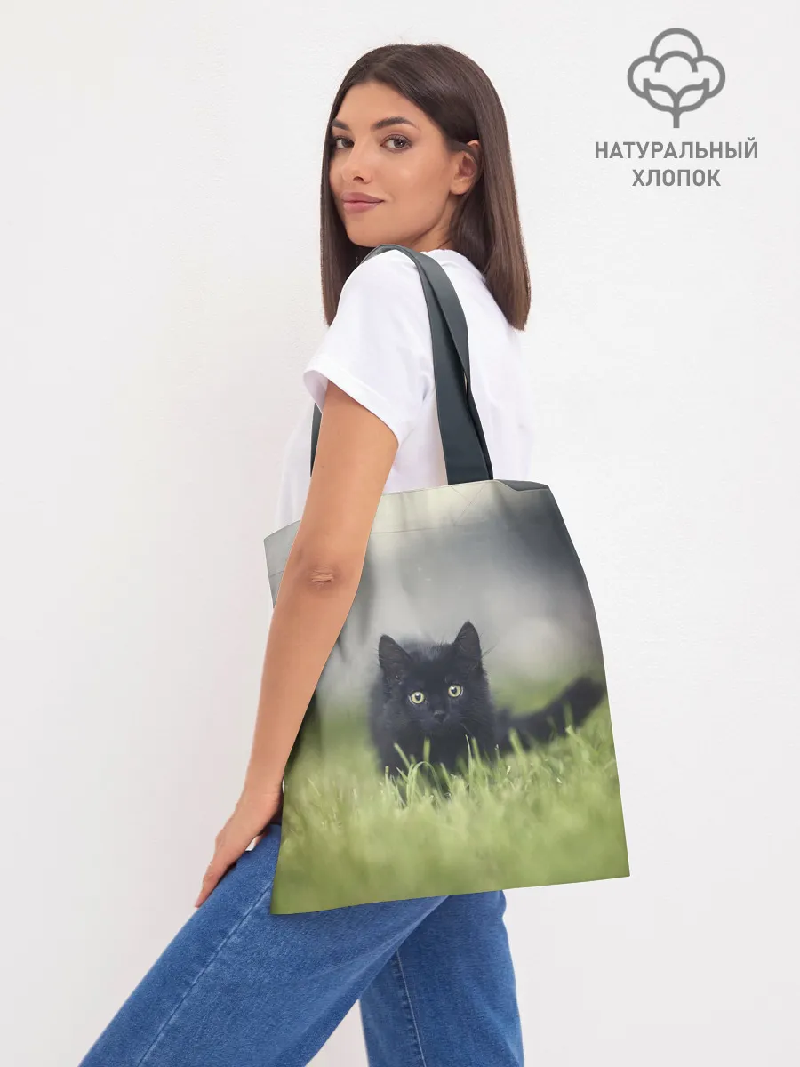 Шоппер база / черный кот на лугу