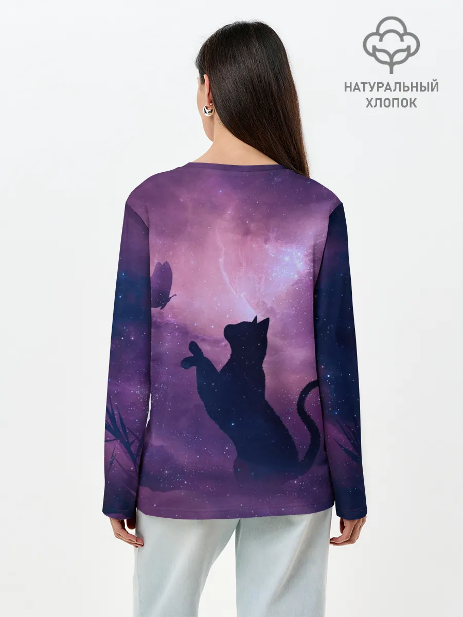 Лонгслив женский. Хлопок / Кошка играет с бабочкой