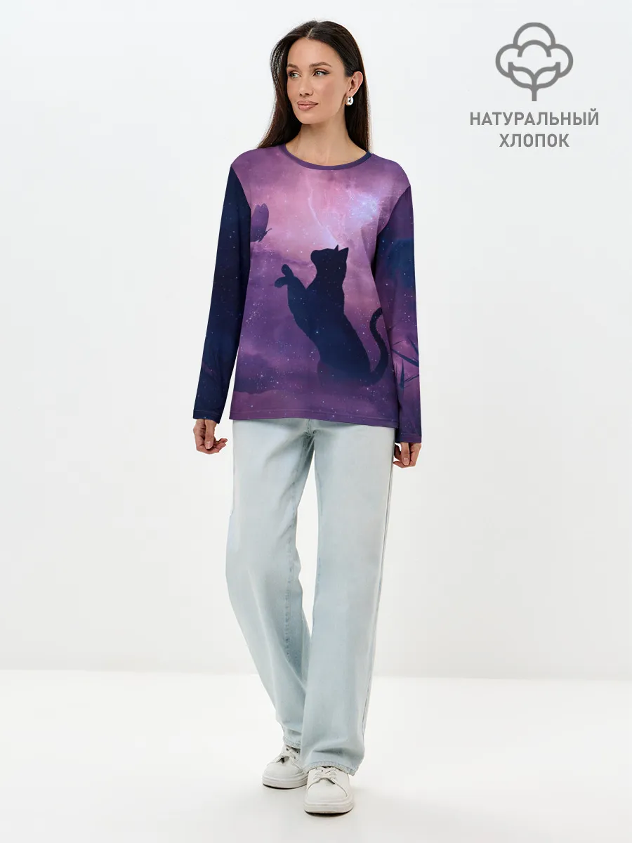 Лонгслив женский. Хлопок / Кошка играет с бабочкой