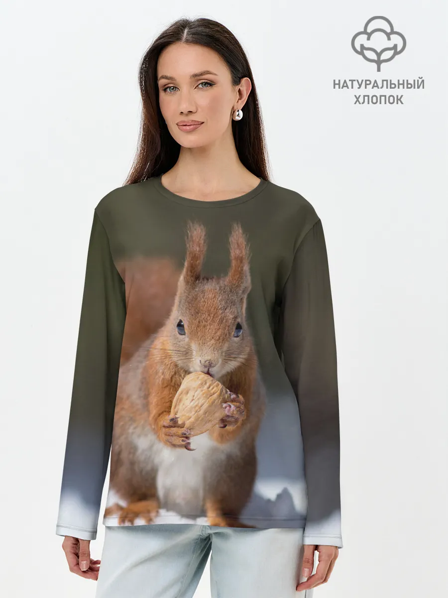 Лонгслив женский. Хлопок / белка с орехом на снегу