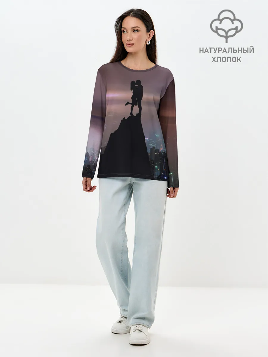 Лонгслив женский. Хлопок / Влюбленные на фоне города