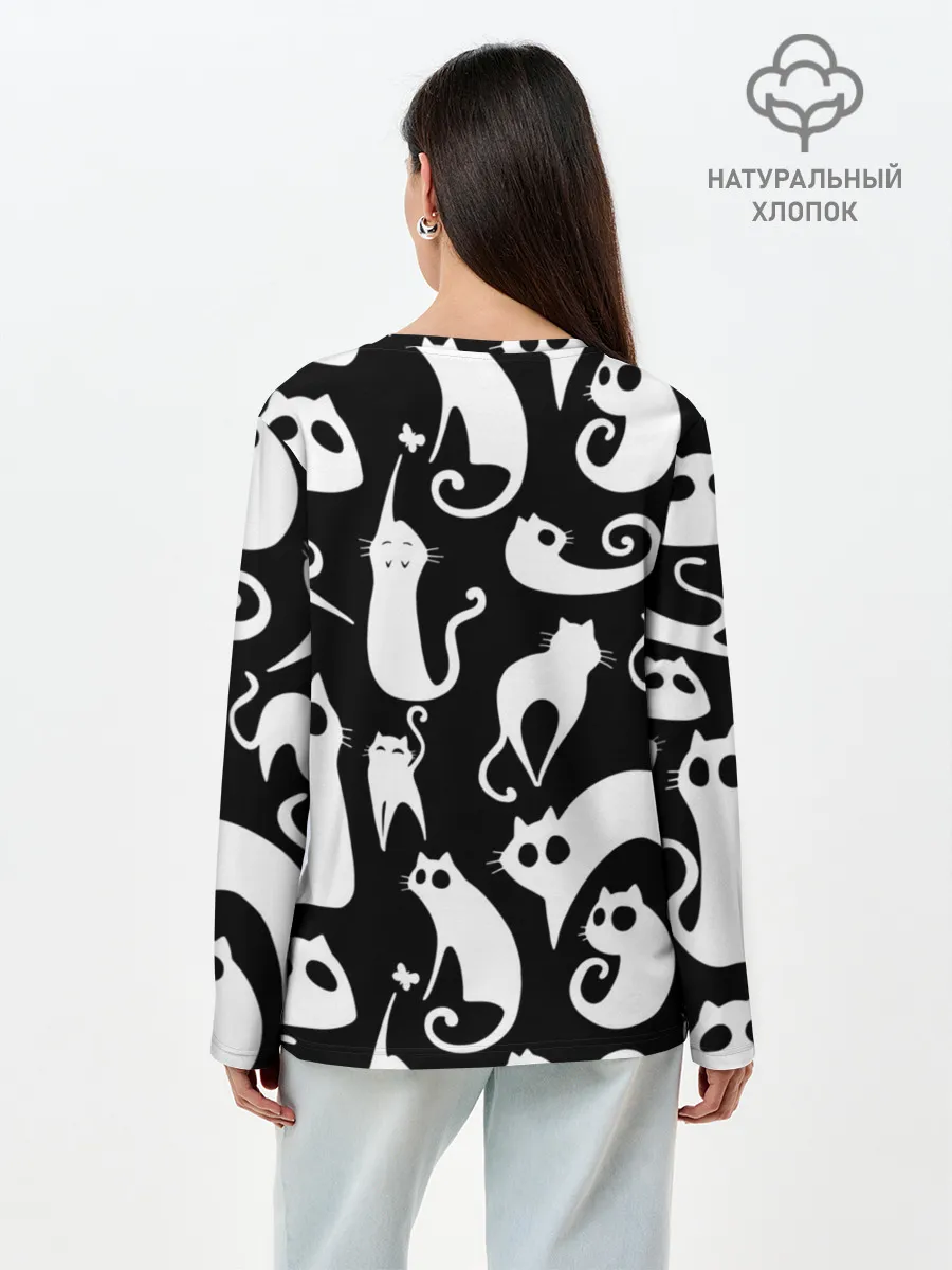 Лонгслив женский. Хлопок / Белые коты на черном фоне