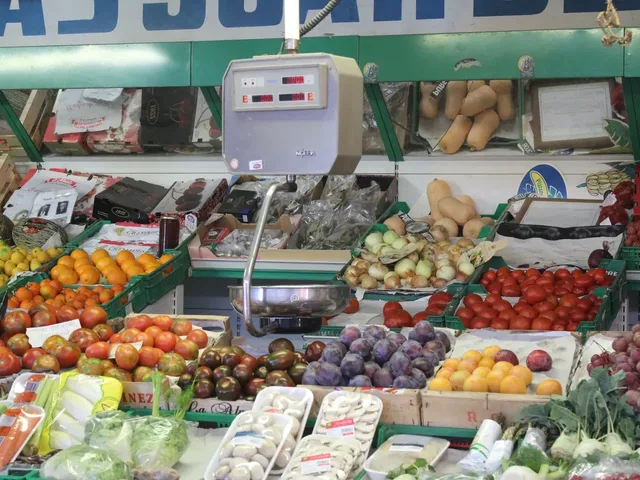 Прилавок со свежими овощами и фруктами